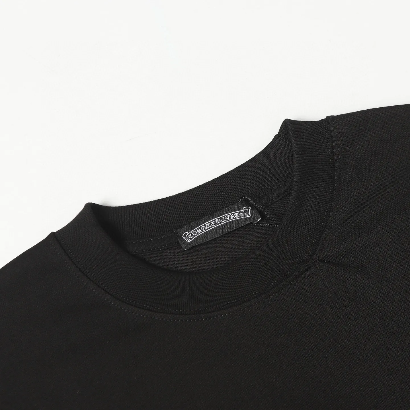 🅿️190 COME HEARTSCH/Cro Heart 25ss string label leather label short-sleeved T-shirt. Uses direct injection imported machine printing hardware and accessories. All grinding and customization. Correct configuration. Black 2025 packaging. 280 grams custom-dyed double yarn cotton. The version is large, loose and stylish. The difference is that the low version is slim and long. The upper body is pulled at the hips. The high-density main mark is hand-sewn. The washed tag is the same for men and women. Color: black/white Size: XS-L